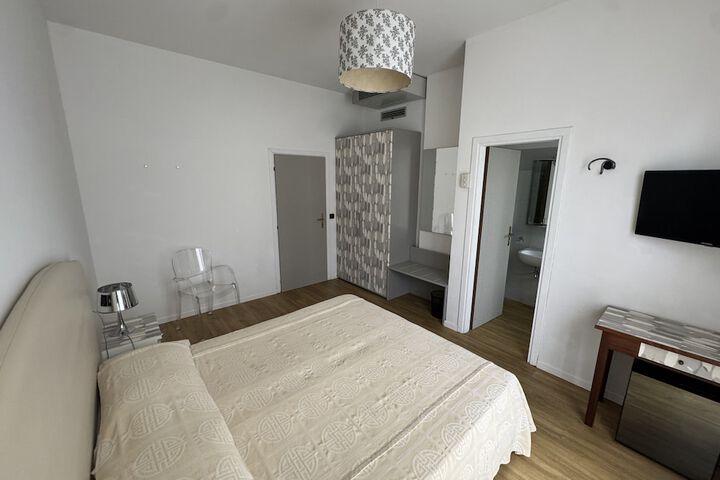Room 4 of 17