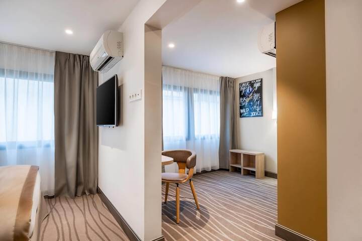 Room 7 of 48