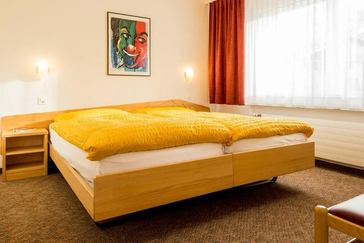 Room 4 of 12