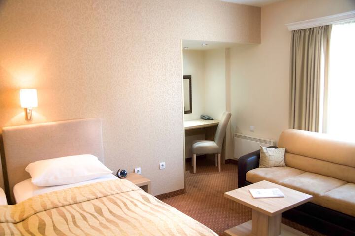 Room 10 of 46