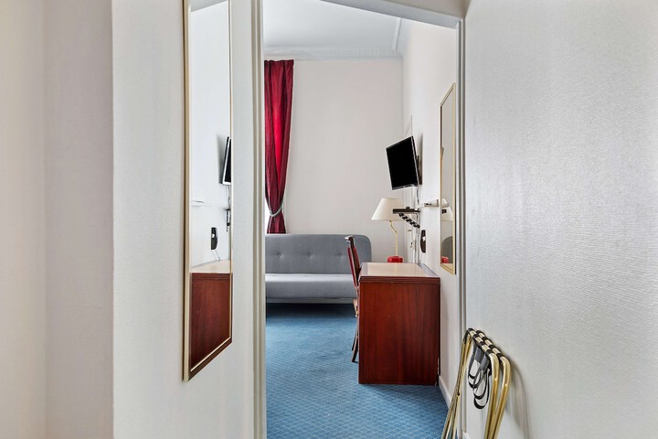 Room 6 of 30