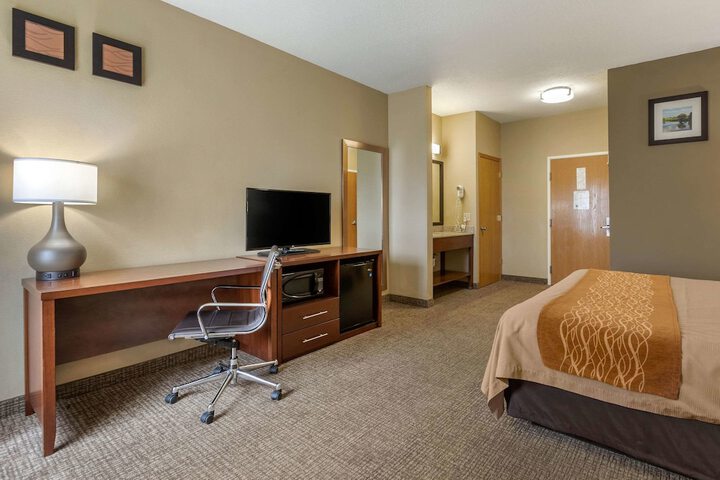 1 King Bed (5 of 9)
