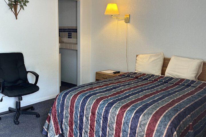 1 Queen Bed (13 of 14)