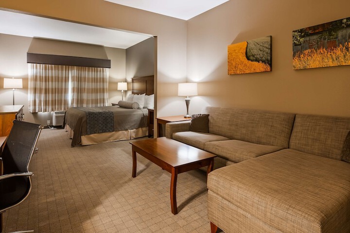 1 King Bed Microwave and Refrigerator WiFi Full Breakfast (8 of 18)