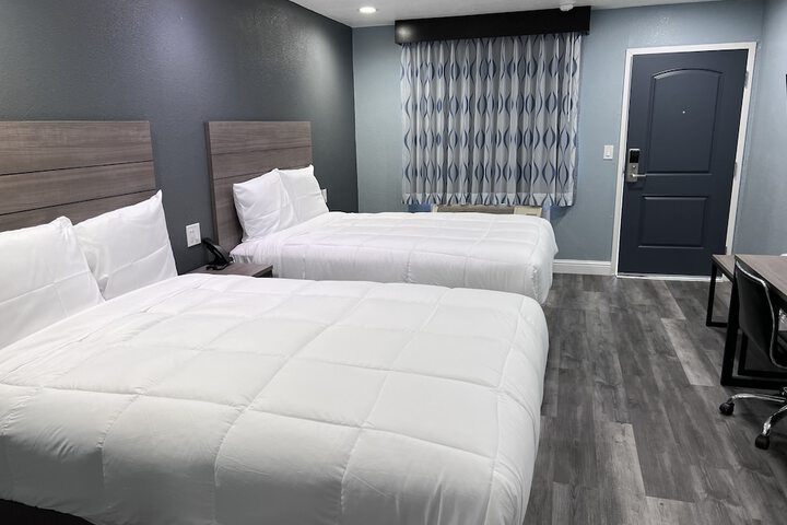 1 Queen Bed (10 of 30)