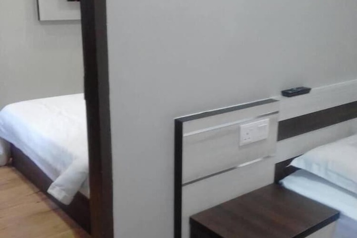 Room 17 of 33