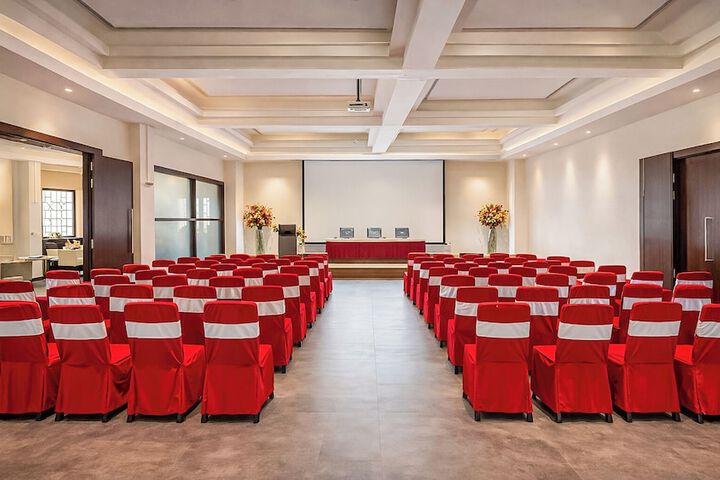 Ballroom/Hall 73 of 79