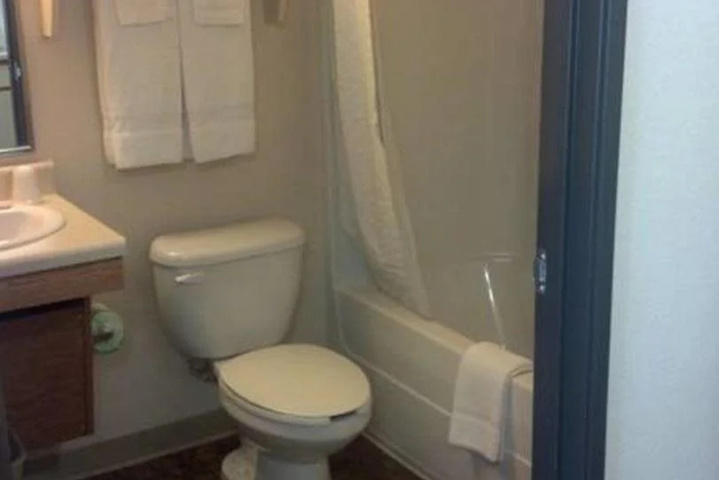 Room 6 of 10