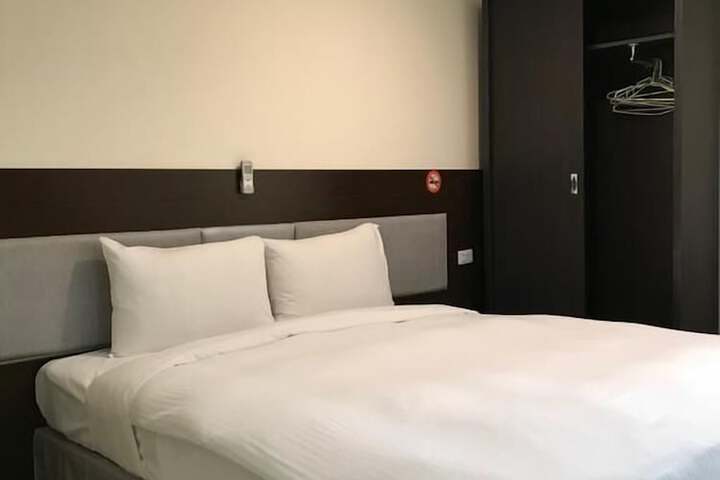 Room 5 of 11
