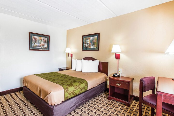 1 Queen Bed (9 of 12)