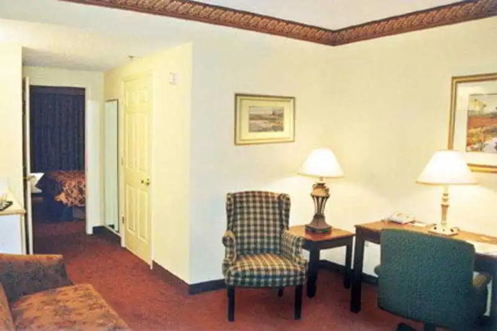 Exterior of Country Inn & Suite Sanibel Gateway