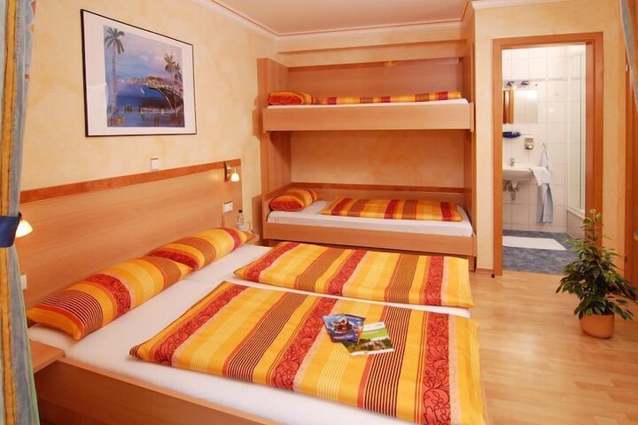 Room 6 of 18