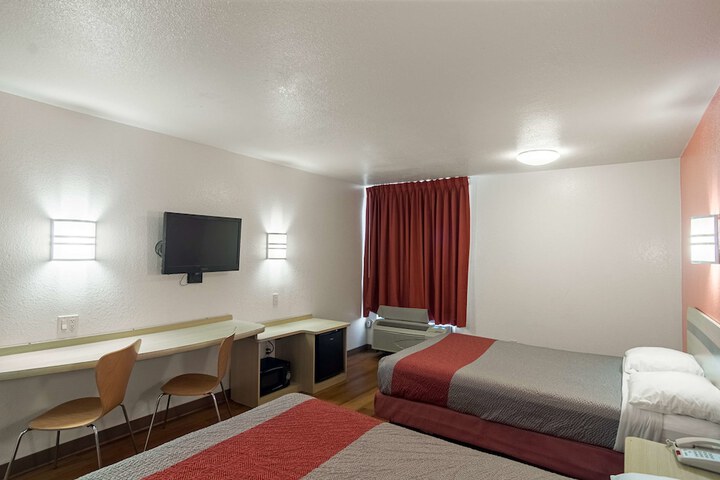 Deluxe Room 2 Double Beds Refrigerator, Microwave (5 of 10)
