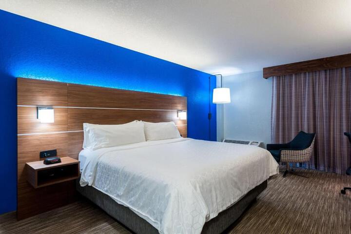 Standard | King Bed (4 of 11)