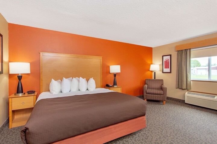 1 King Bed (14 of 17)