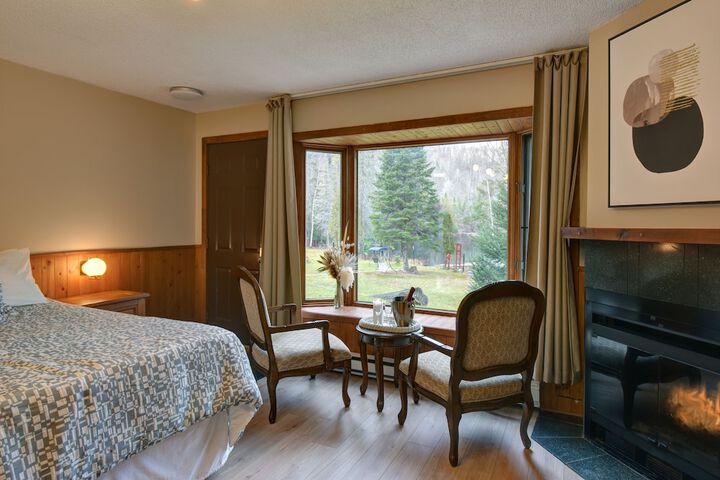 1 Queen Bed (21 of 26)
