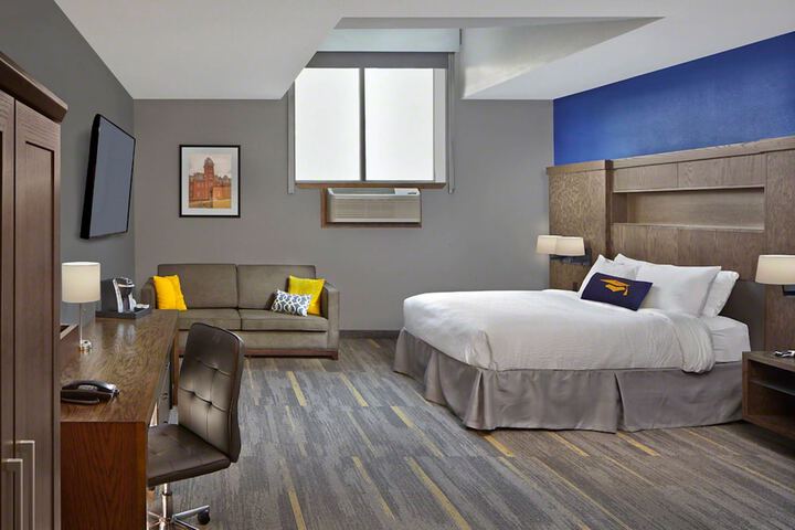 2 Queen Beds (8 of 10)