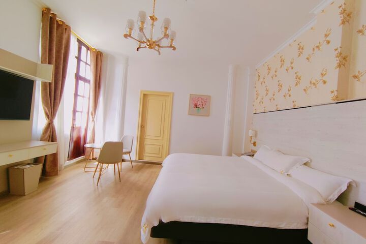 Room 16 of 90