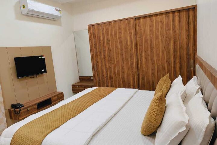Room 8 of 17