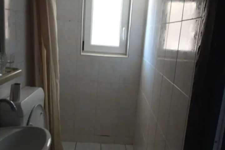 Room 7 of 12
