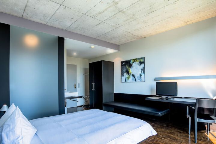 Room 6 of 38