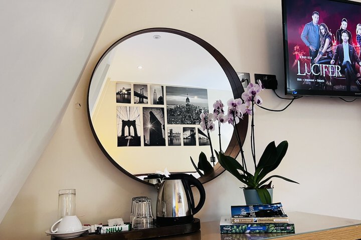 Room 6 of 103