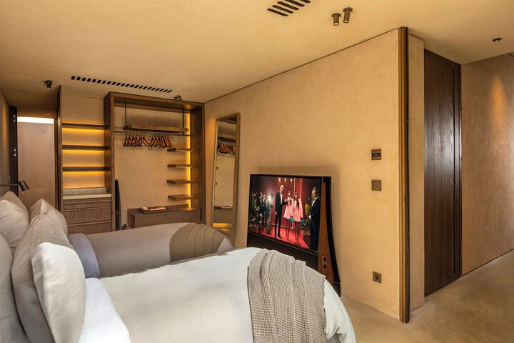 Room 53 of 429