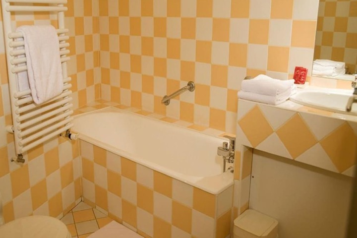Room 15 of 34
