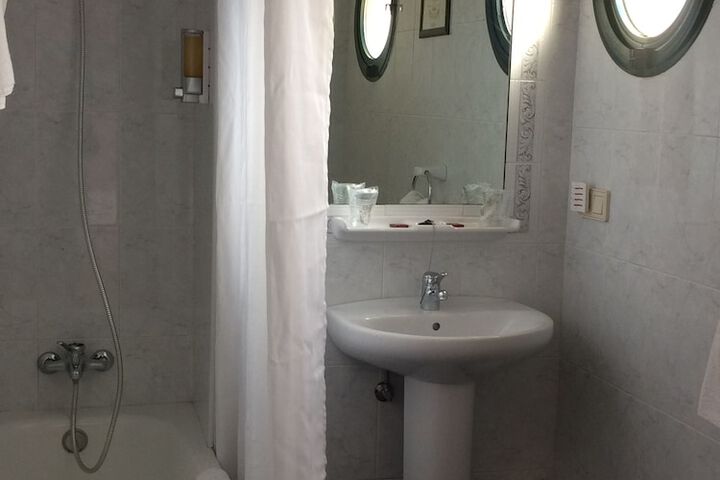 Room 13 of 35