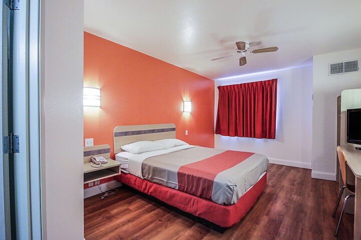 Room 8 of 33