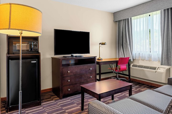 1 King Bed Microfridge High Speed Internet Full Breakfast (9 of 18)