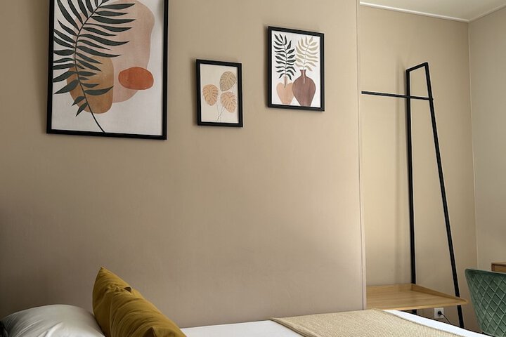 Room 27 of 136
