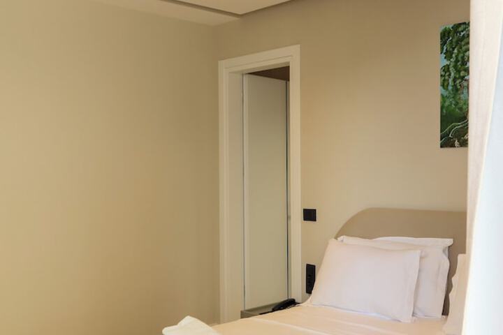 Room 32 of 76