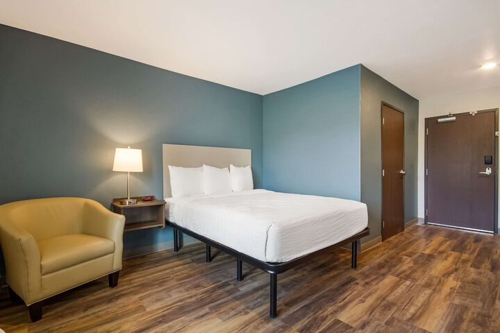 1 Queen Bed (10 of 18)