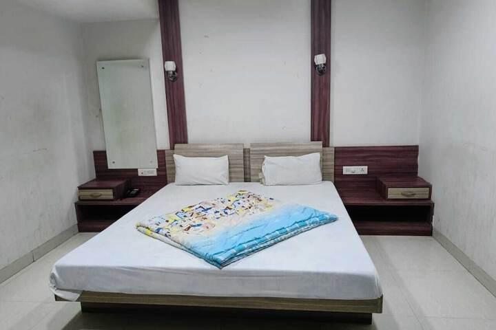 Room 3 of 32