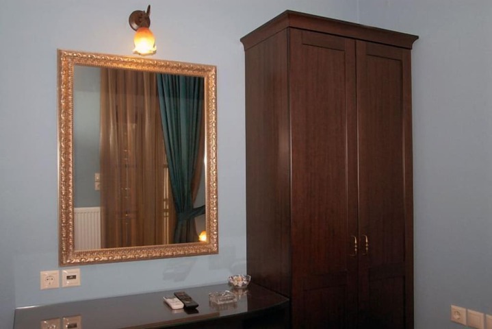 Room 9 of 37