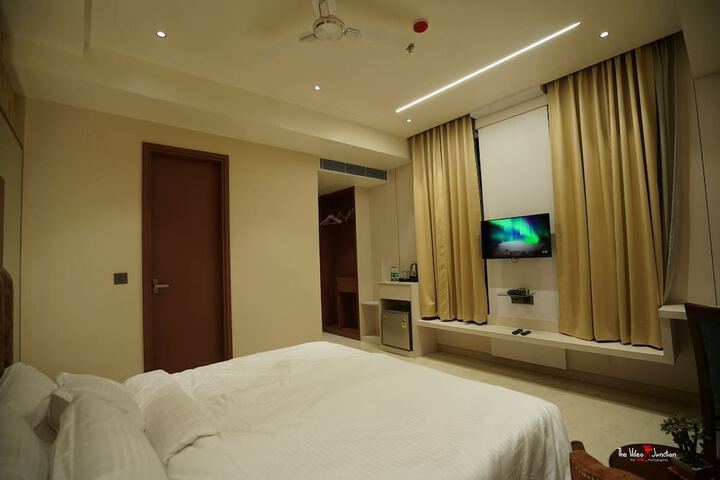 Room 4 of 9