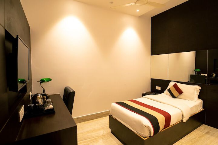 Room 7 of 18