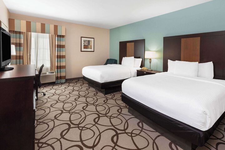 2 Queen Beds Lake Pool View (9 of 10)