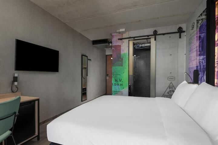 Room 6 of 50
