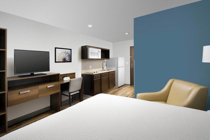 1 Queen Bed (12 of 16)