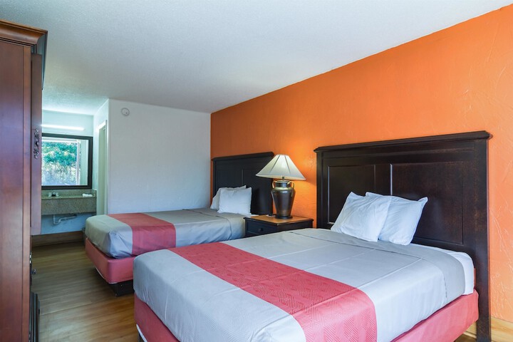 2 Queen Beds (2 of 6)