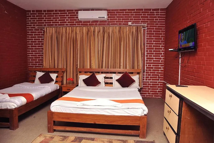 Room 6 of 16