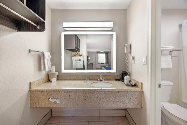 1 King Bed Microwave and Refrigerator WiFi Full Breakfast (13 of 14)