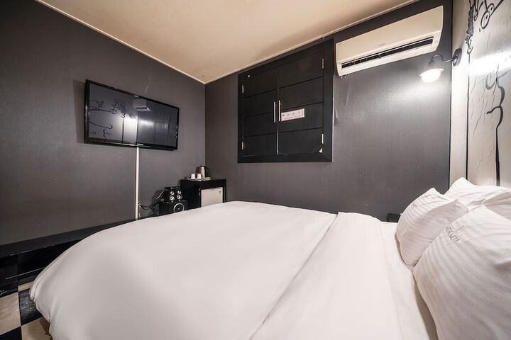 Room 13 of 30