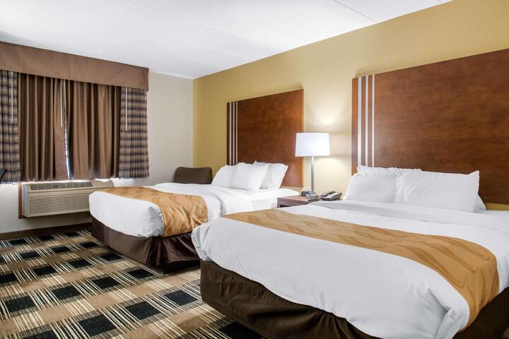 1 Queen Bed (3 of 13)