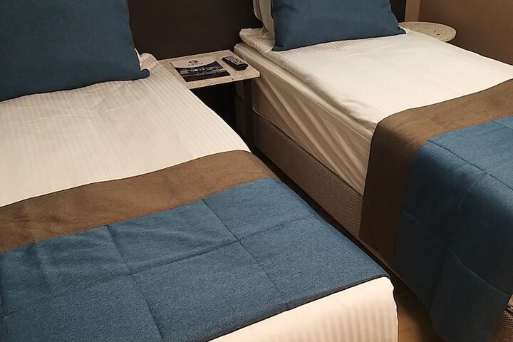Room 6 of 75