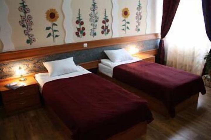 Room 4 of 33