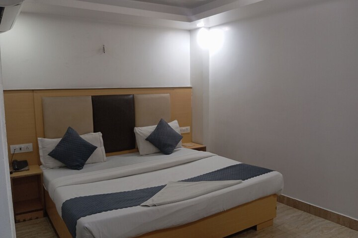 Room 6 of 33