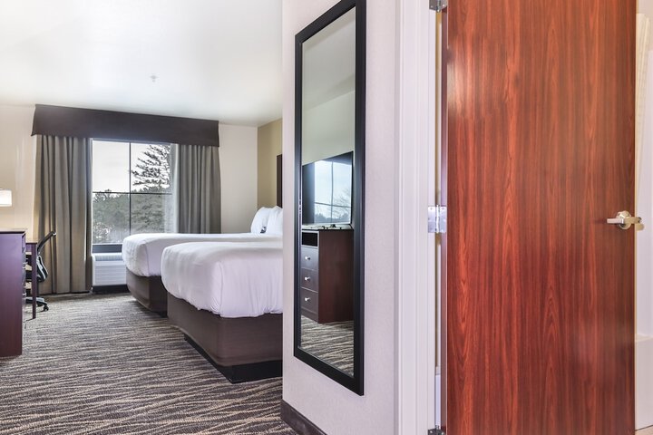 2 Queen Guest Room (2 of 12)